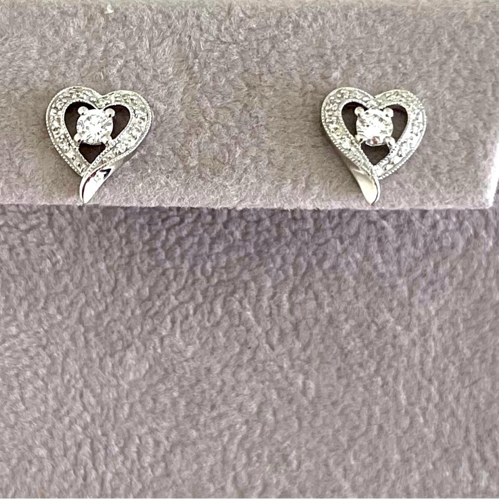 14kt white gold natural diamond heart shaped earrings.